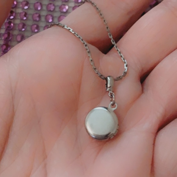 SERIOUS COLLECTORS ONLY! World’s Tiniest Locket - SUPER RARE FIND Silver Chain - Picture 12 of 17